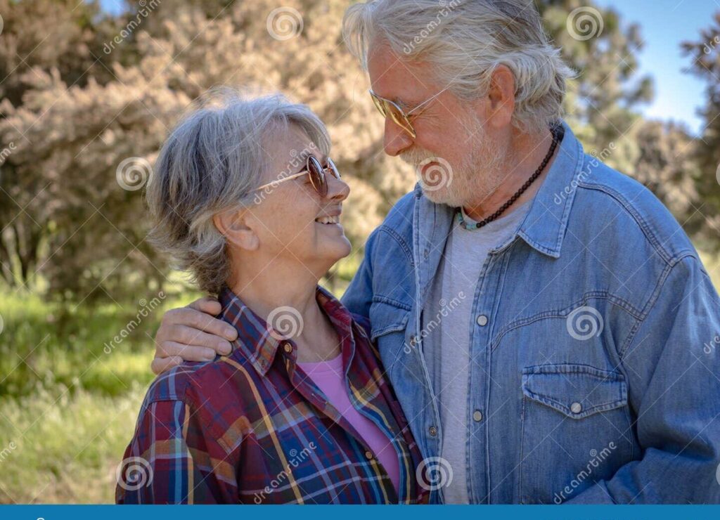 una imagen de dos personas abrazadas sonriendo y mirandose a los ojos