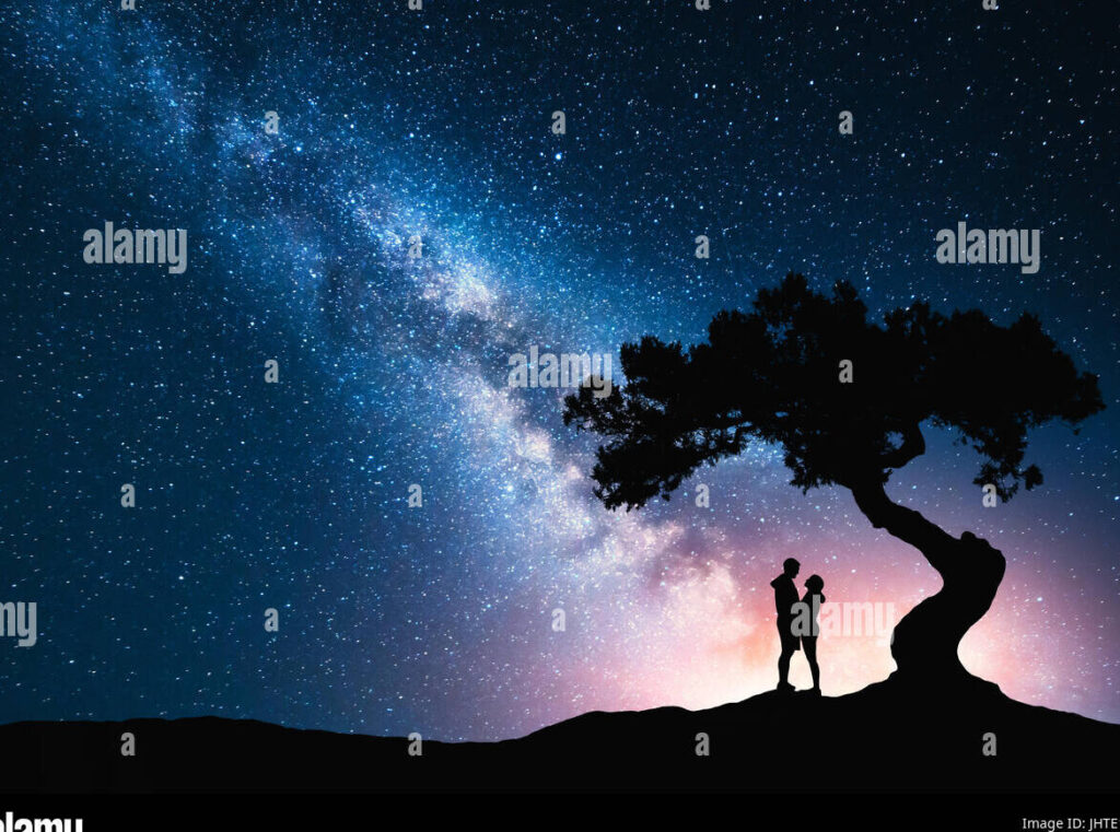 una imagen de dos personas abrazandose bajo un cielo estrellado