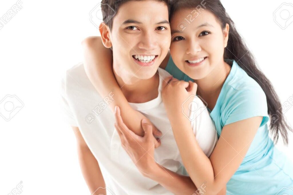una imagen de dos personas abrazandose con carino y sonriendo