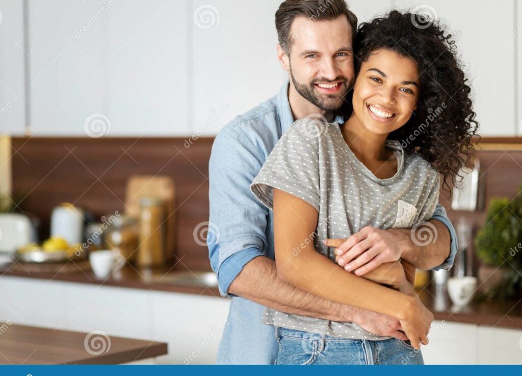 una imagen de dos personas abrazandose y sonriendo