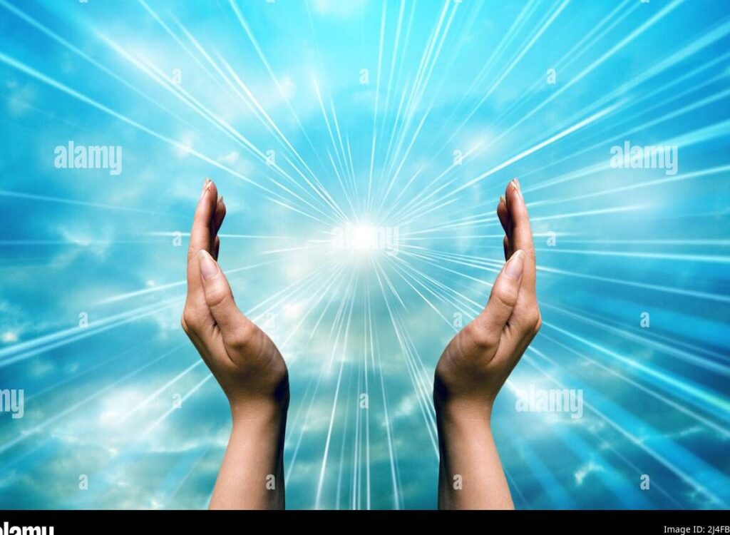 una imagen de manos juntas en posicion de oracion con una luz brillante y calida iluminando el fondo