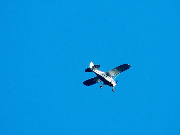 una imagen de un avion volando en un cielo despejado