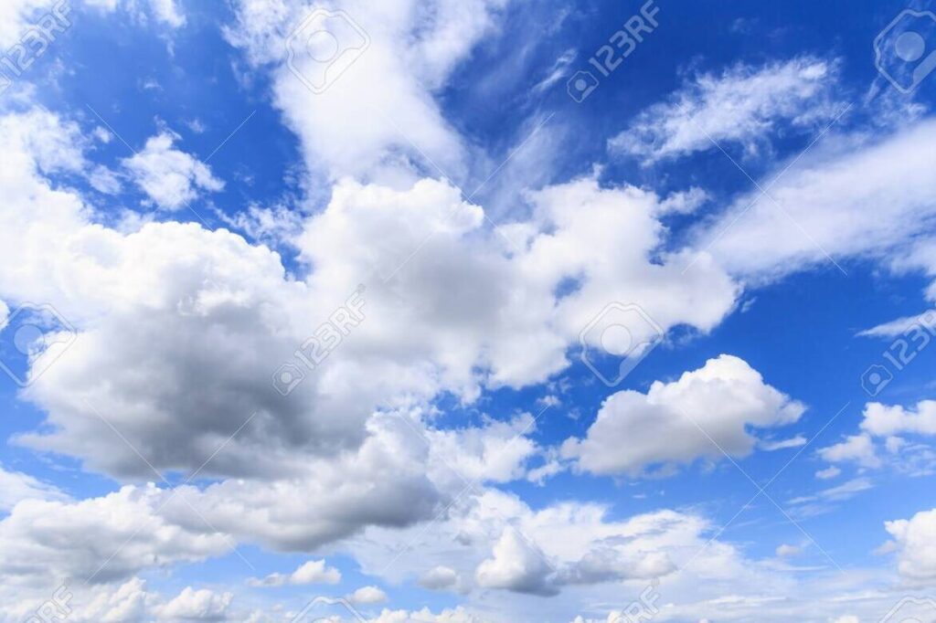 una imagen de un cielo azul con nubes blancas 1