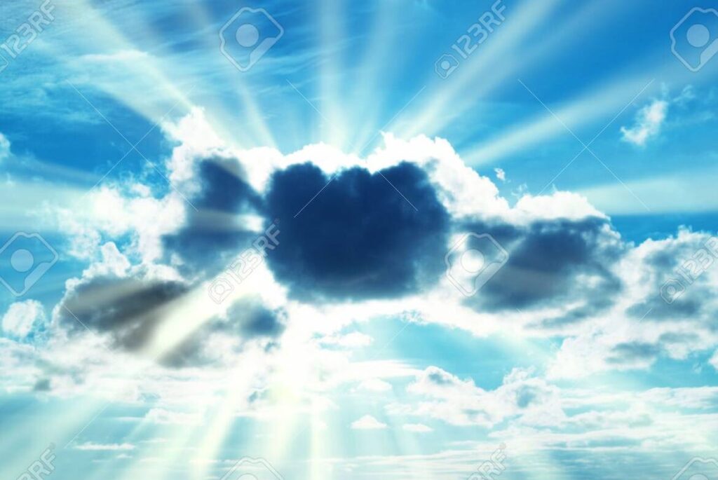 una imagen de un cielo azul con nubes blancas y un rayo de sol brillante