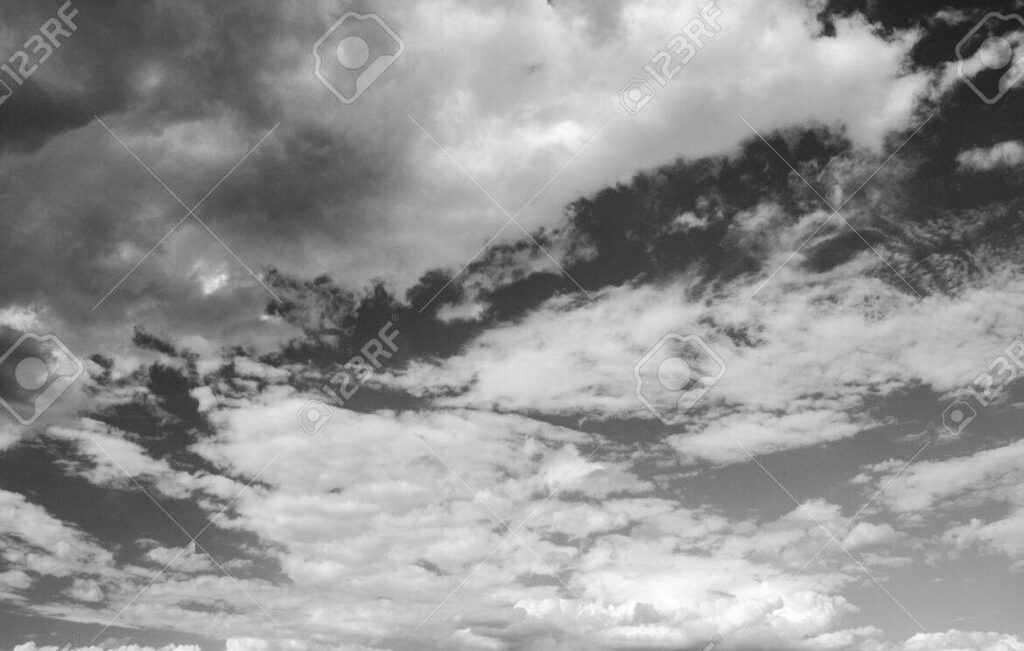 una imagen de un cielo nublado con tonos grises y blancos