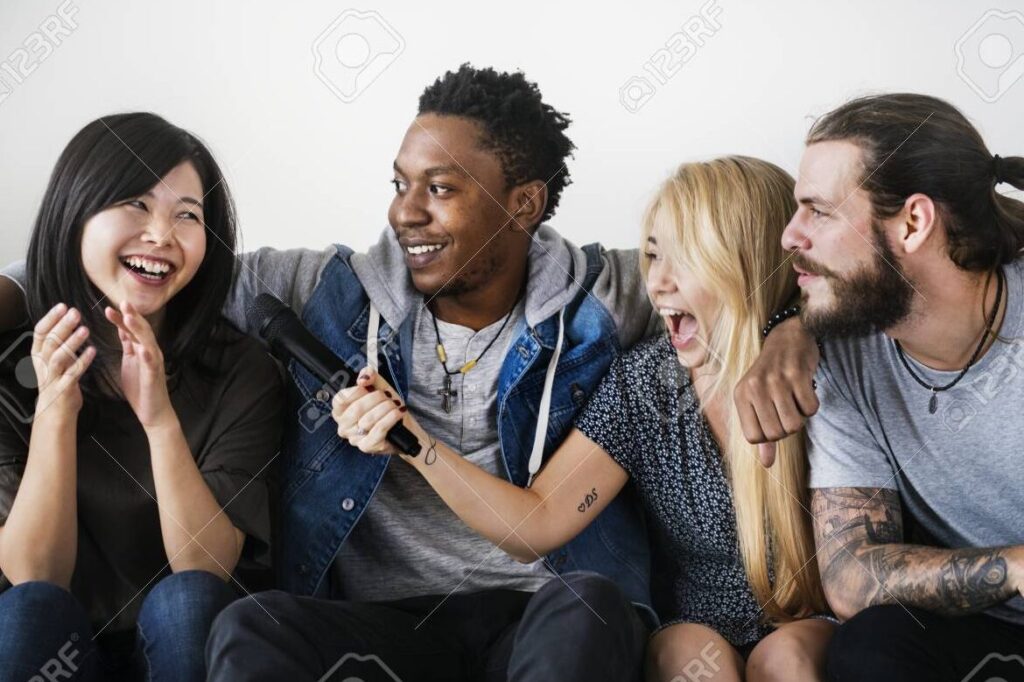 una imagen de un grupo de personas disfrutando de la musica y cantando juntas