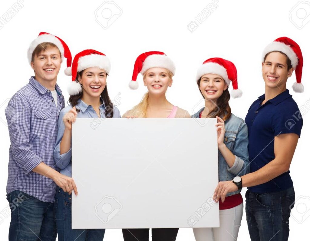 una imagen de un grupo de personas sonrientes sosteniendo tarjetas navidenas