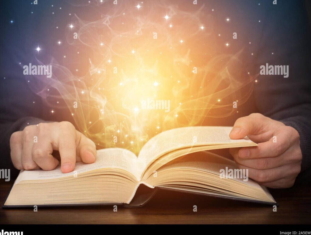 una imagen de un libro abierto con destellos de luz saliendo de sus paginas
