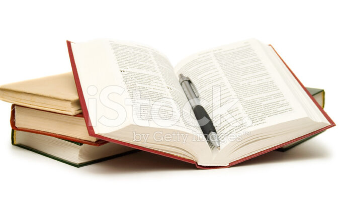 una imagen de un libro abierto con una pagina destacada y una pluma al lado