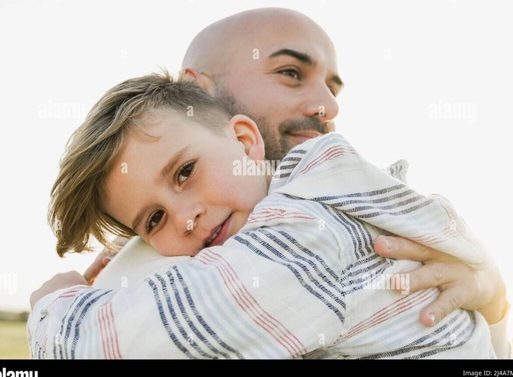 una imagen de un padre abrazando tiernamente a su hijo