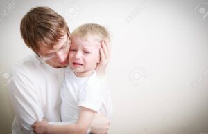 Consejos para emocionar en el bautizo de mi hijo como padre 2 una imagen de un padre sosteniendo en brazos a su hijo recien bautizado con una expresion de amor y emocion en su rostro