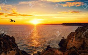 Fernando Pessoa: Frases inspiradoras sobre el valor de las cosas 2 una imagen de un paisaje tranquilo con una puesta de sol en el horizonte
