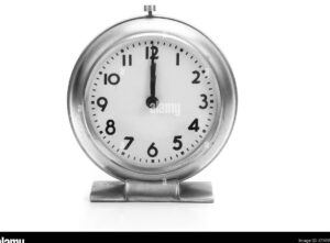 una imagen de un reloj antiguo con las manecillas apuntando a las 12