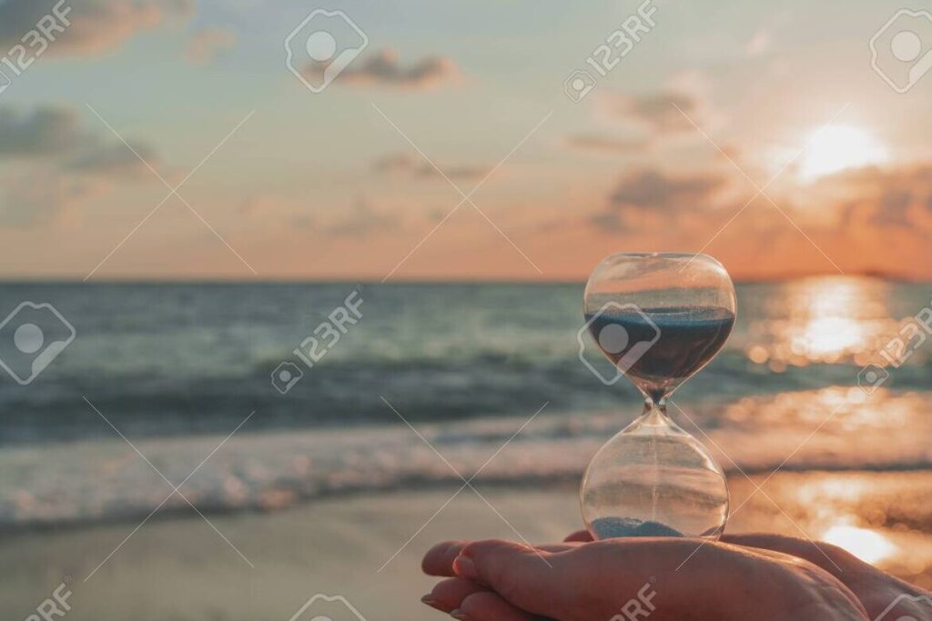 una imagen de un reloj de arena con el tiempo corriendo rapidamente