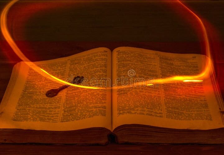 una imagen de una biblia abierta con una luz suave que ilumina las paginas