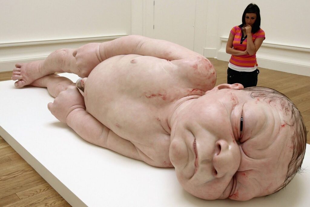 Las fascinantes esculturas de Ron Mueck: obras maestras en tamaño real 5 Las fascinantes esculturas de Ron Mueck: obras maestras en tamaño real