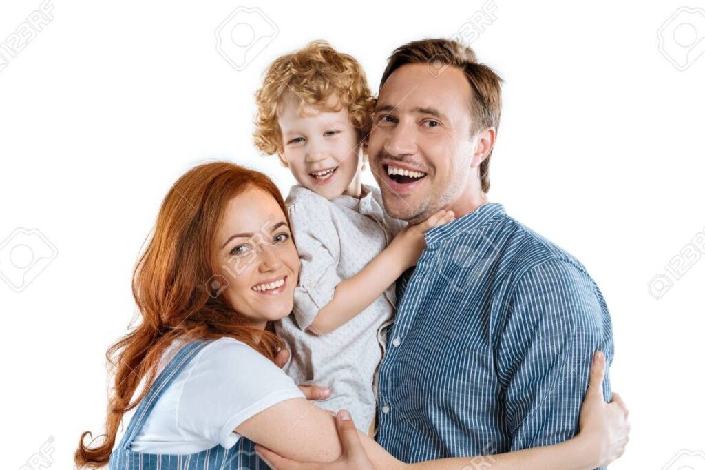 una imagen de una familia feliz abrazando a un nino sonriente