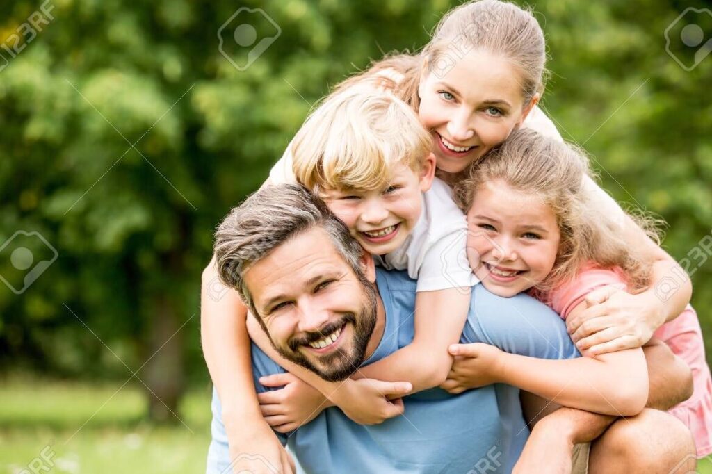 una imagen de una familia feliz abrazandose y sonriendo juntos 1
