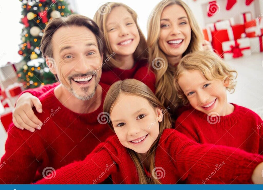 una imagen de una familia reunida abrazandose y sonriendo