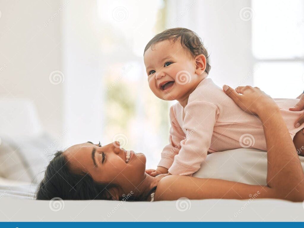 una imagen de una madre abrazando a su hija con una sonrisa de orgullo en su rostro