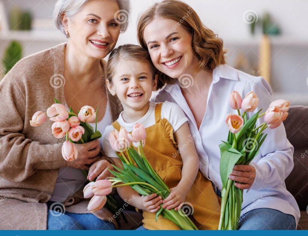 una imagen de una madre y una abuela sonriendo mientras celebran juntas