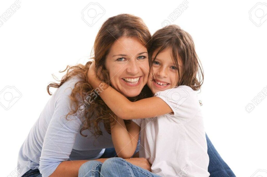 una imagen de una madre y una hija abrazandose carinosamente