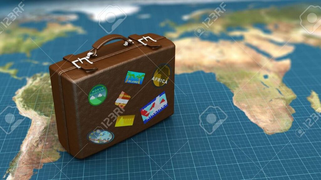 una imagen de una maleta con un mapa y una tarjeta de viaje