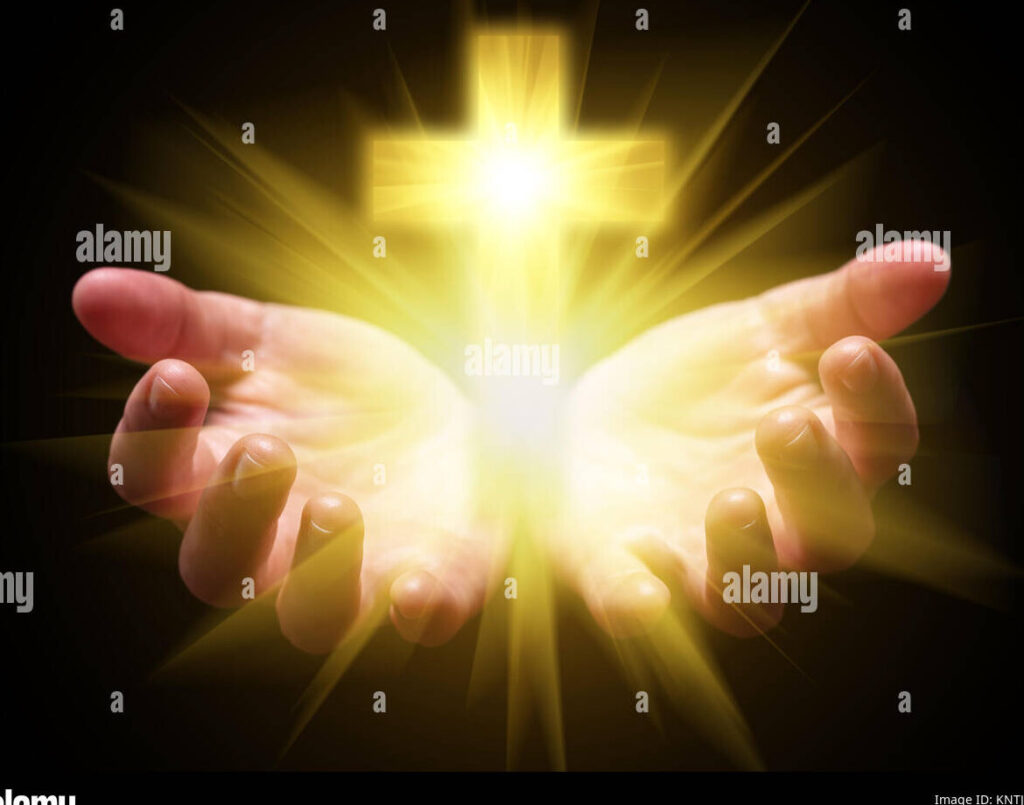 una imagen de una mano sosteniendo una biblia abierta con una luz brillante que emana de ella
