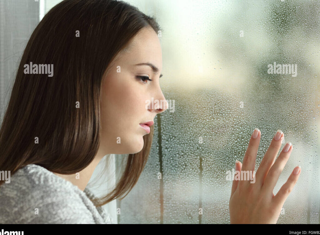 una imagen de una mujer mirando hacia atras con expresion de tristeza