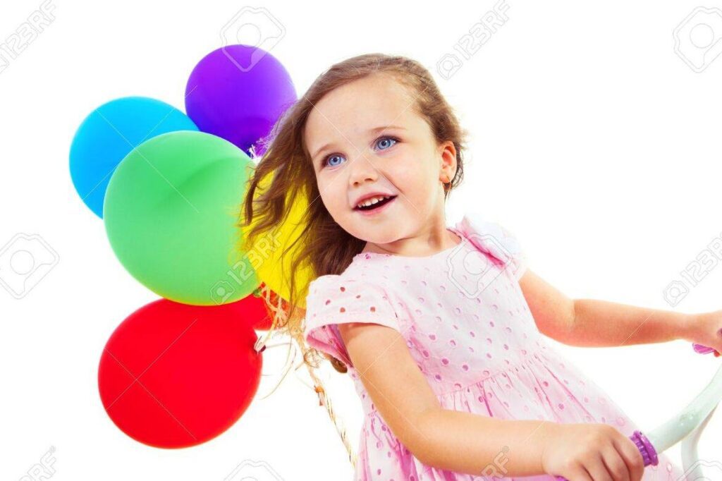 una imagen de una nina pequena sonriendo con globos de colores