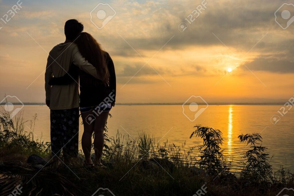 una imagen de una pareja abrazandose en un atardecer romantico