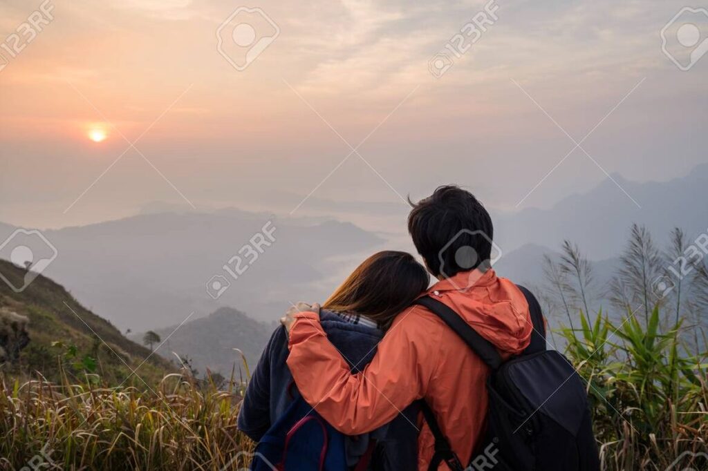una imagen de una pareja feliz abrazandose en un hermoso paisaje