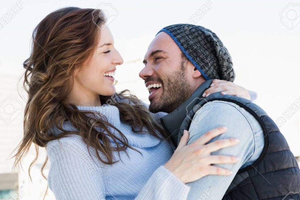 una imagen de una pareja feliz y sonriente abrazandose 1