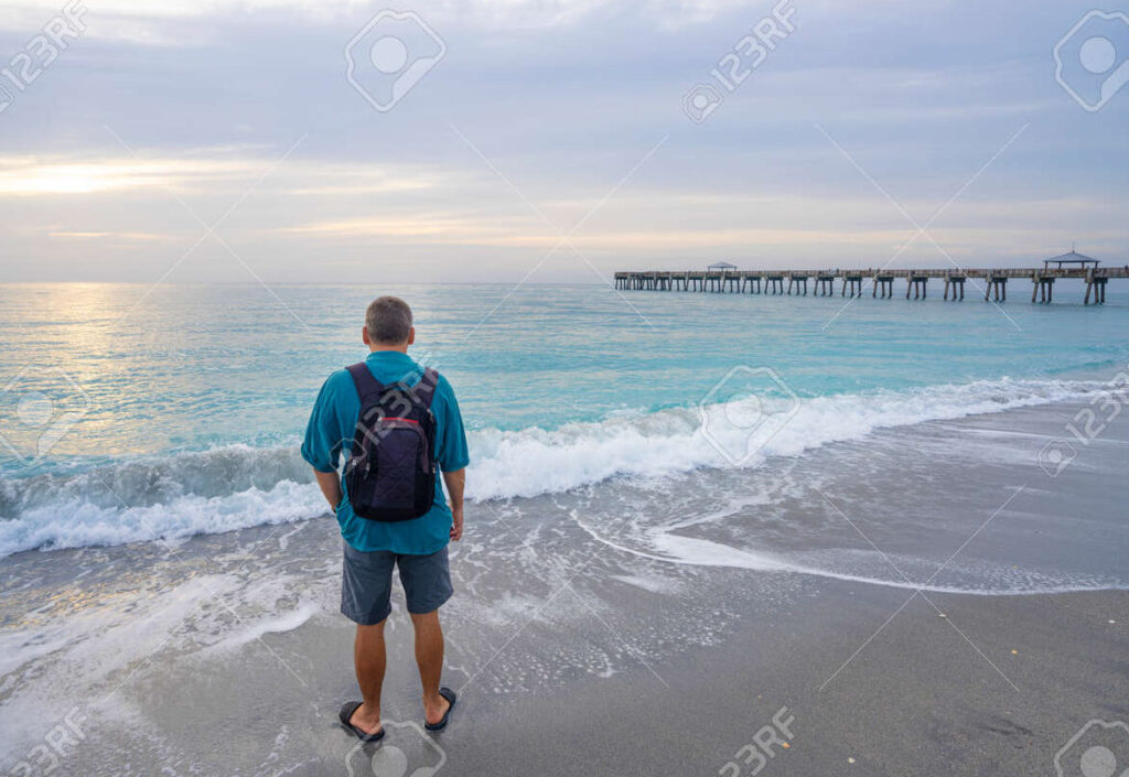 una imagen de una persona disfrutando tranquilamente de un amanecer en la playa