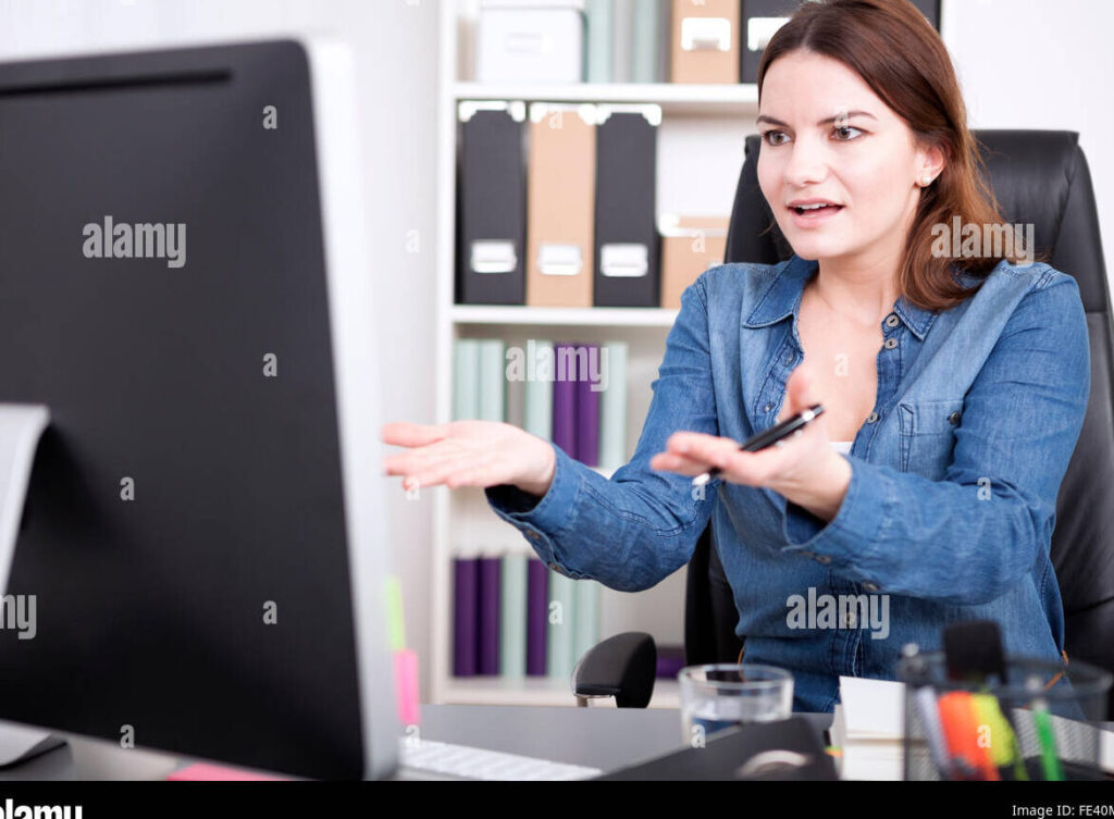 una imagen de una persona emocionada abriendo una caja de computadoras