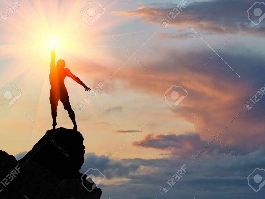 una imagen de una persona escalando una montana con el sol brillante de fondo
