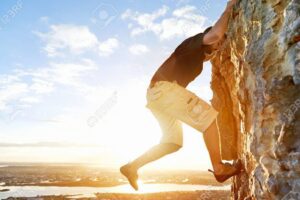 Cómo convertir lo imposible en realidad: 5 estrategias infalibles 2 una imagen de una persona escalando una montana empinada 1