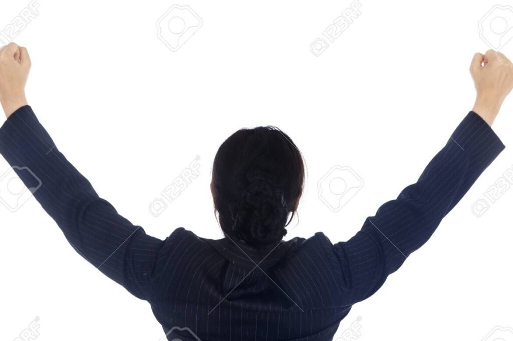 una imagen de una persona levantando los brazos en senal de victoria y confianza