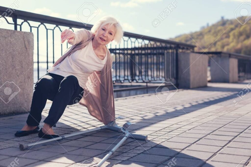 una imagen de una persona levantandose despues de caer