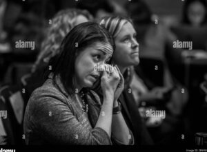 Cómo emocionar a los mayores con un discurso conmovedor 2 una imagen de una persona mayor con lagrimas en los ojos mientras escucha un discurso
