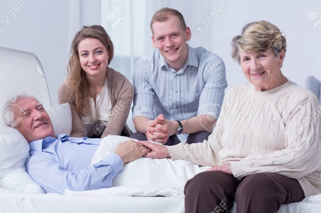 una imagen de una persona mayor sonriendo y rodeada de amigos y familiares