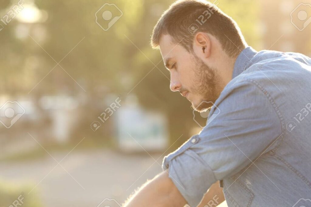 una imagen de una persona mirando de lejos con expresion triste y melancolica