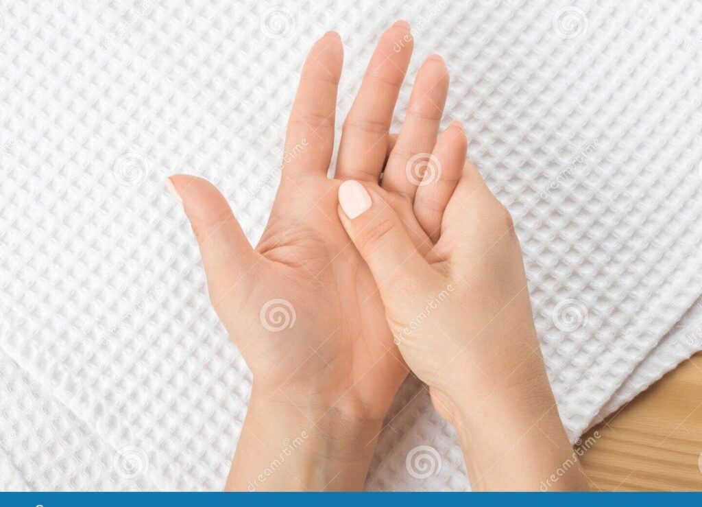 una imagen de una persona que ofrece una mano abierta hacia otra persona