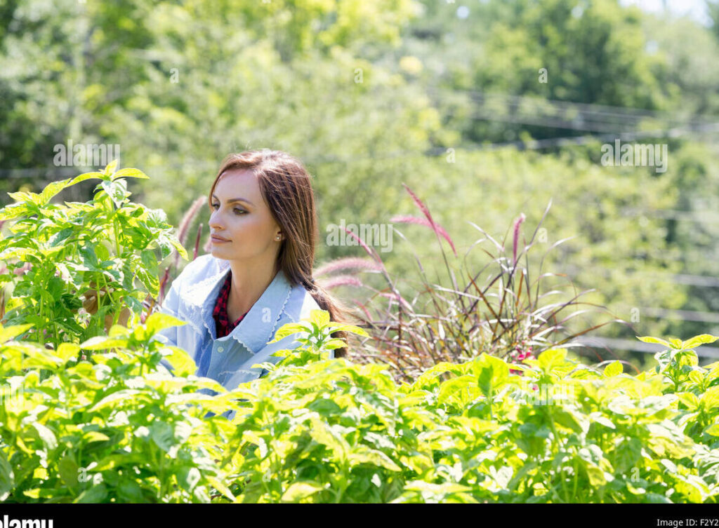 una imagen de una persona relajada en un jardin secreto rodeado de naturaleza