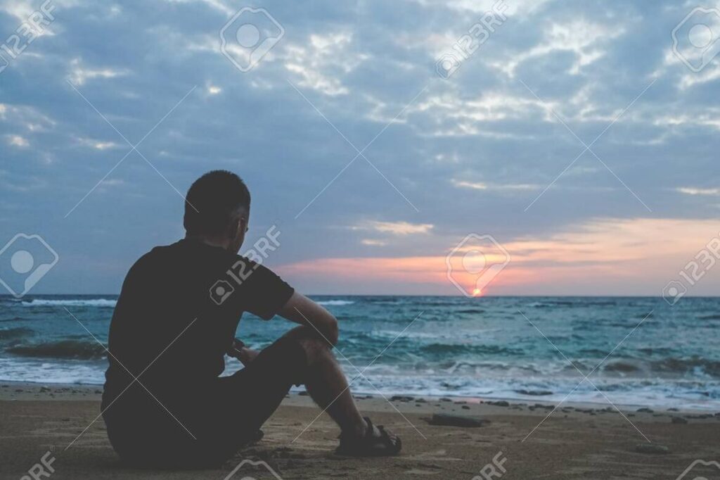 una imagen de una persona solitaria mirando al horizonte con tristeza y melancolia