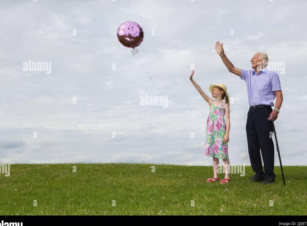 una imagen de una persona soltando globos coloridos al cielo