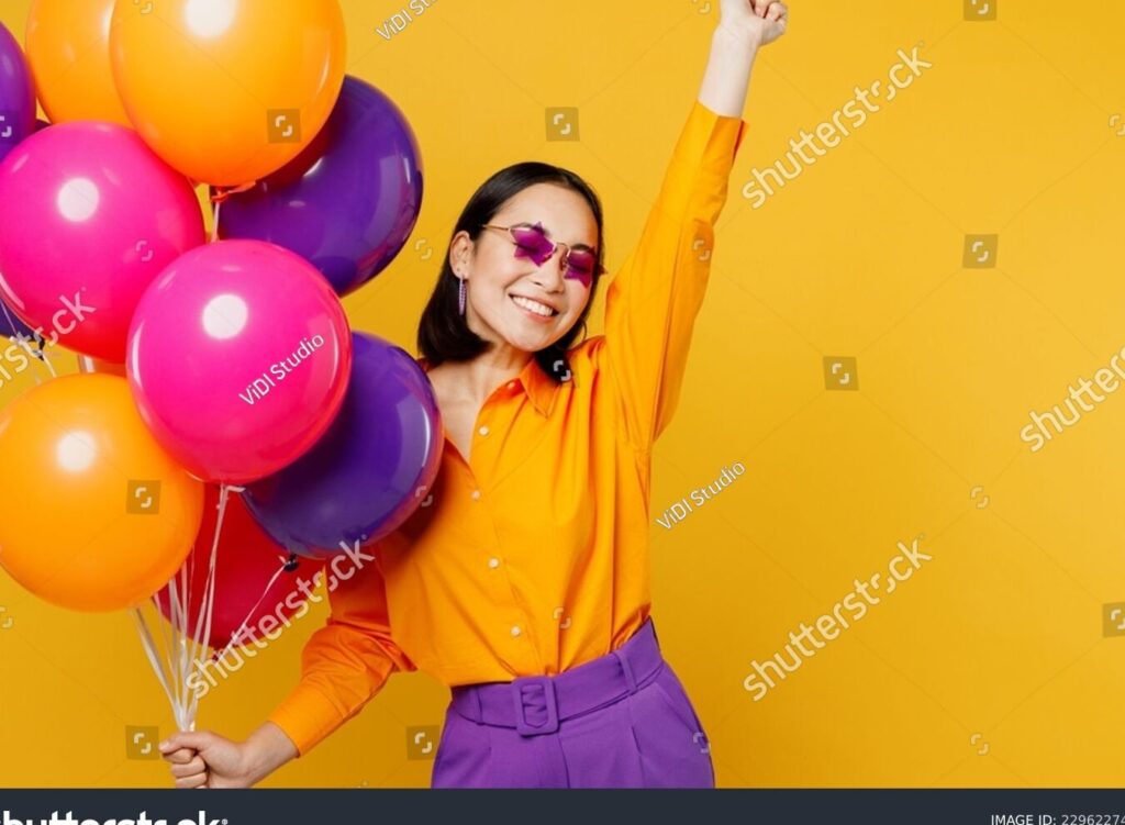 una imagen de una persona sonriente rodeada de globos y confeti expresando alegria y gratitud