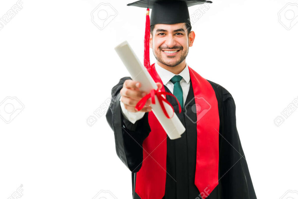 una imagen de una persona sosteniendo un diploma y sonriendo
