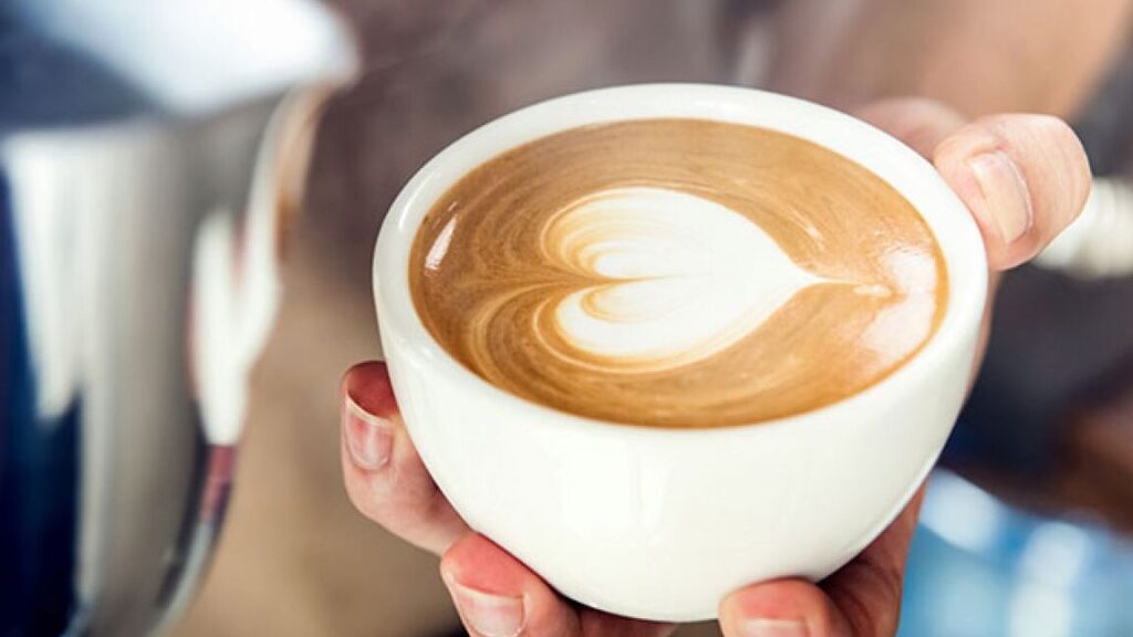 una imagen de una taza de cafe con un corazon dibujado en la espuma