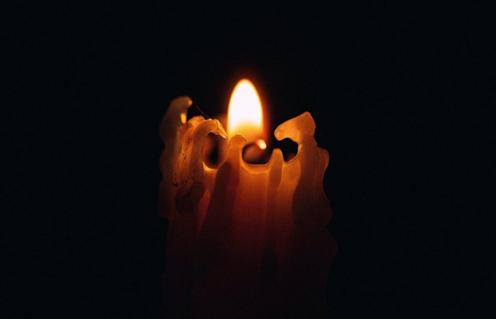 una imagen de una vela encendida con el nombre francisco escrito en ella
